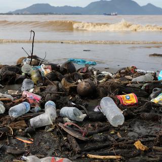 Des déchets plastiques se trouvent à l'embouchure de la rivière Aceh, à Banda Aceh, en Indonésie, le 09 novembre 2021. [EPA/KEYSTONE - HOTLI SIMANJUNTAK]
