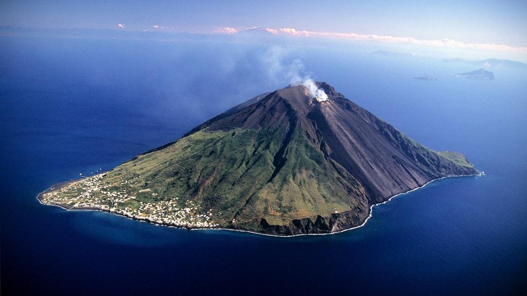 Le volcan Stromboli domine une des îles éoliennes, au large de la Sicile. [AFP - DU BOISBERRANGER Jean / hemis.fr]
