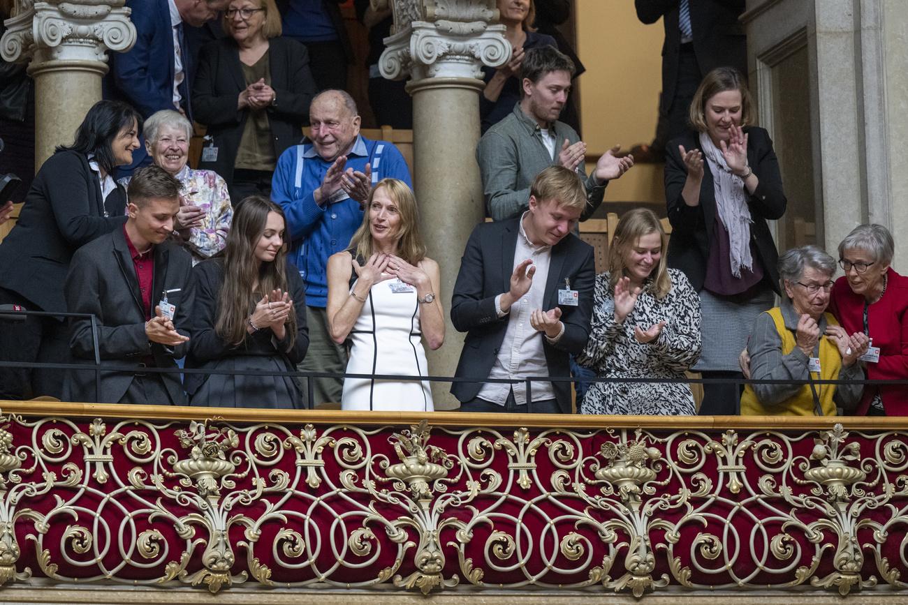 La famille d'Albert Rösti à la galerie du Conseil national au moment de l'élection. [Keystone - Marcel Bieri]