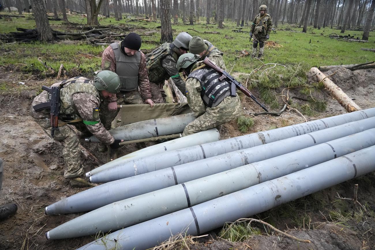 Des soldats ukrainiens collectent des missiles russes après des combats dans le village de Berezivka, dans le sud de l'Ukraine, le 21 avril 2022. [keystone - Efrem Lukatsky]