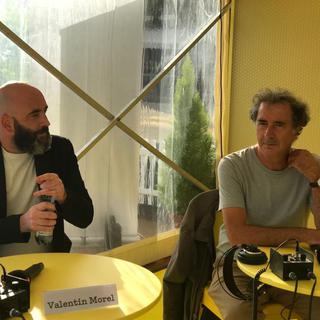 Valentin Morel et François Morel pendant l'émission "Vertigo" le 2 septembre 2022 au Livre sur les quais à Morges (VD). [RTS - Maryline Regard]