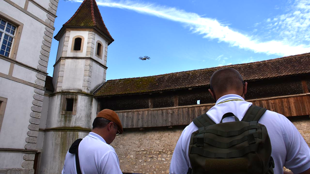 Le survol de la vieille ville de Delémont a lieu mardi et mercredi. [RTS - Gaël Klein]