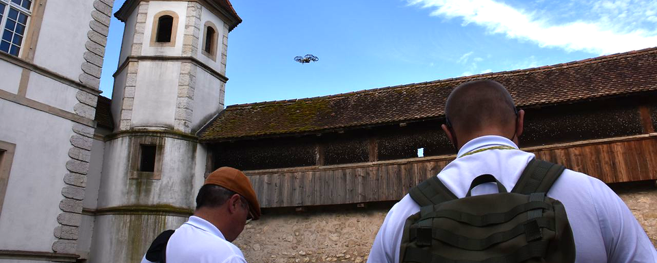 Le survol de la vieille ville de Delémont a lieu mardi et mercredi. [RTS - Gaël Klein]