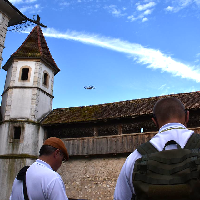 Le survol de la vieille ville de Delémont a lieu mardi et mercredi. [RTS - Gaël Klein]