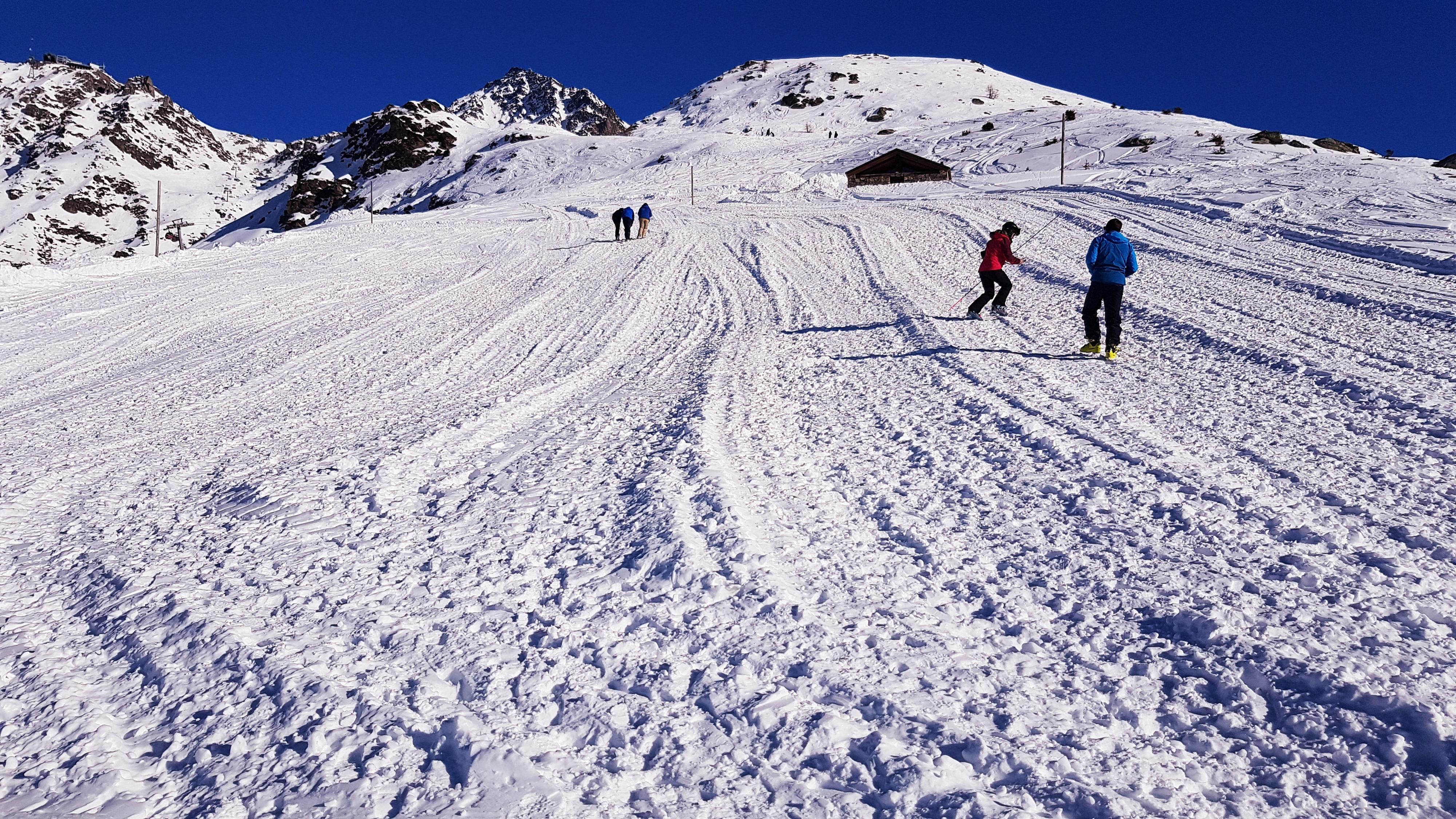 Une coulée d'avalanche simulée dans le DVA-parc de Verbier, un lieu d'entraînement pour rechercher une victime ensevelie sous la neige. [RTS - Guillaume Rey]