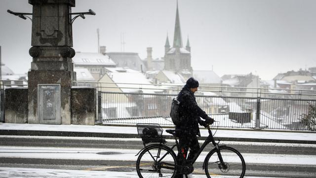 Un Homme en vélo sur le pont bessières à Lausanne. [Keystone - Laurent Gillieron]