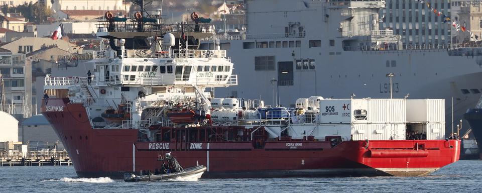 L'Ocean Viking dans le port militaire de Toulon, 11.11.2022. [EPA/Keystone - Guillaume HorcaJuelo]