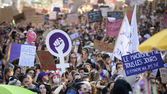 La Grève féministe se mobilise à nouveau dans les rues de Suisse. [Keystone - Laurent Gillieron]