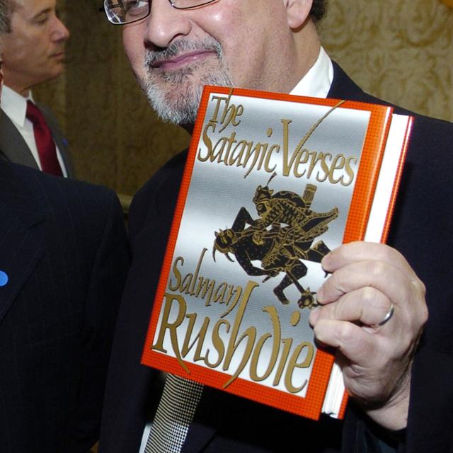 "Les versets sataniques" de Salman Rushdie connaissent un nouveau succès de librairie. [Reuters - Chris Pizzello]