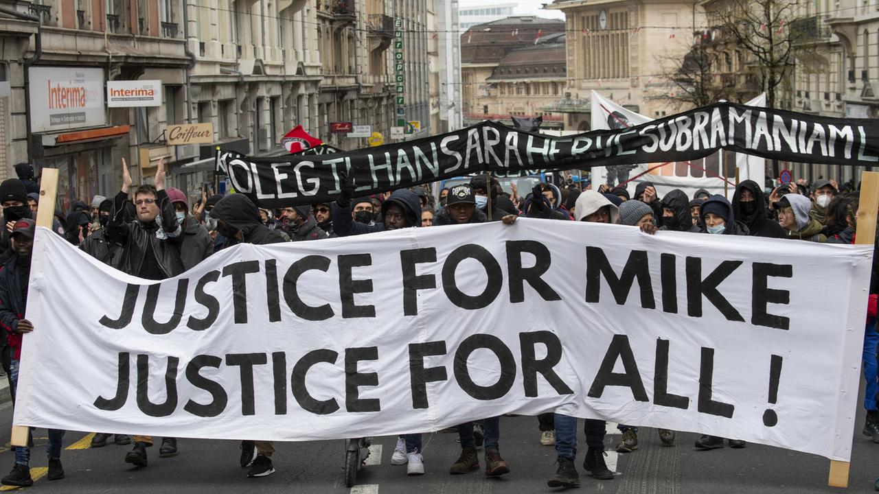 Des manifestants anti racistes et contre les violences policières défilent dans les rues de Lausanne samedi 2 avril 2022. [Keystone - Jean-Guy Python]