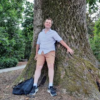 Le forestier-ténor Vincent Karche contre un arbre du parc Procé, à Nantes.
RTS