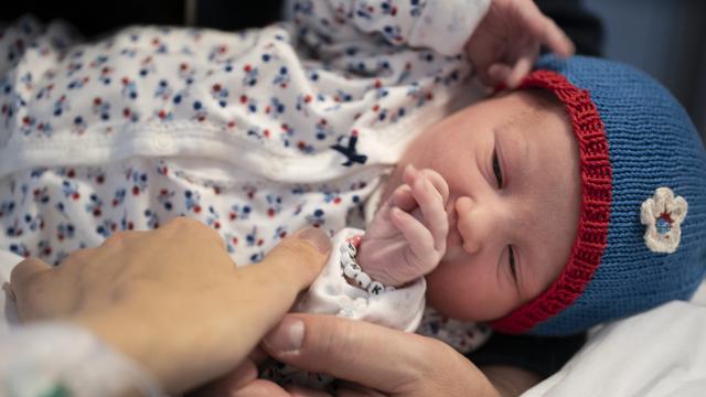 Actuellement, les jeunes mamans bénéficient d'un peu plus de 17 semaines de congé à Neuchâtel. [KEYSTONE - GAETAN BALLY]