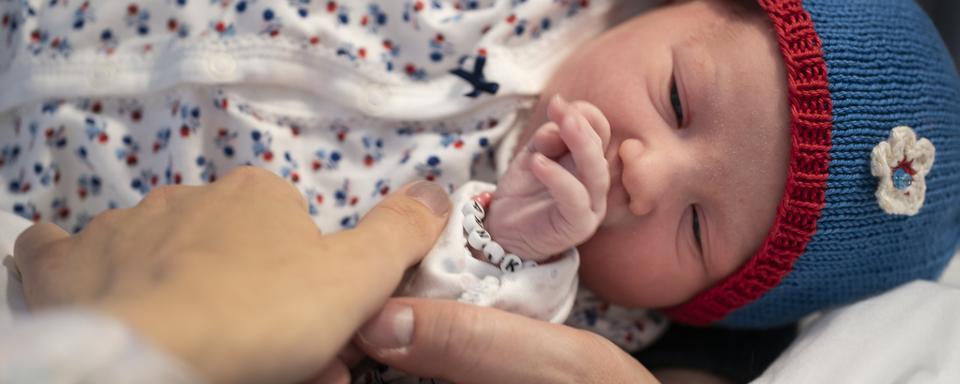 Actuellement, les jeunes mamans bénéficient d'un peu plus de 17 semaines de congé à Neuchâtel. [KEYSTONE - GAETAN BALLY]