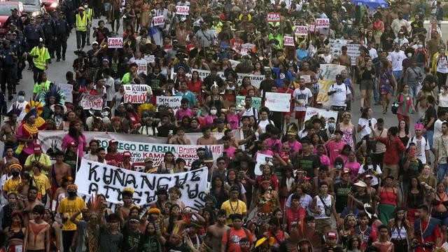 Des peuples indigènes manifestant au Brésil, le 13 avril 2022. [AP Photo/Keystone - Eraldo Peres]