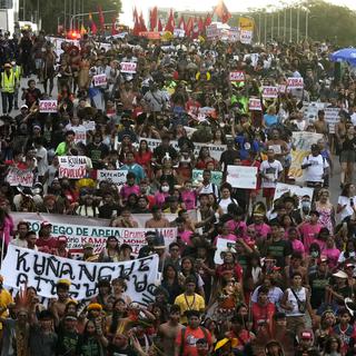 Des peuples indigènes manifestant au Brésil, le 13 avril 2022. [AP Photo/Keystone - Eraldo Peres]
