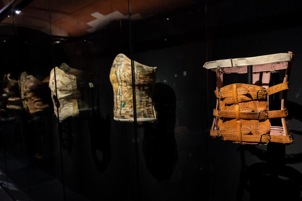 Les corsets de Frida Kahlo dans l'exposition "Frida Kahlo, au-delà des apparences" à Paris. [AFP - Riccardo Milani / Hans Lucas]