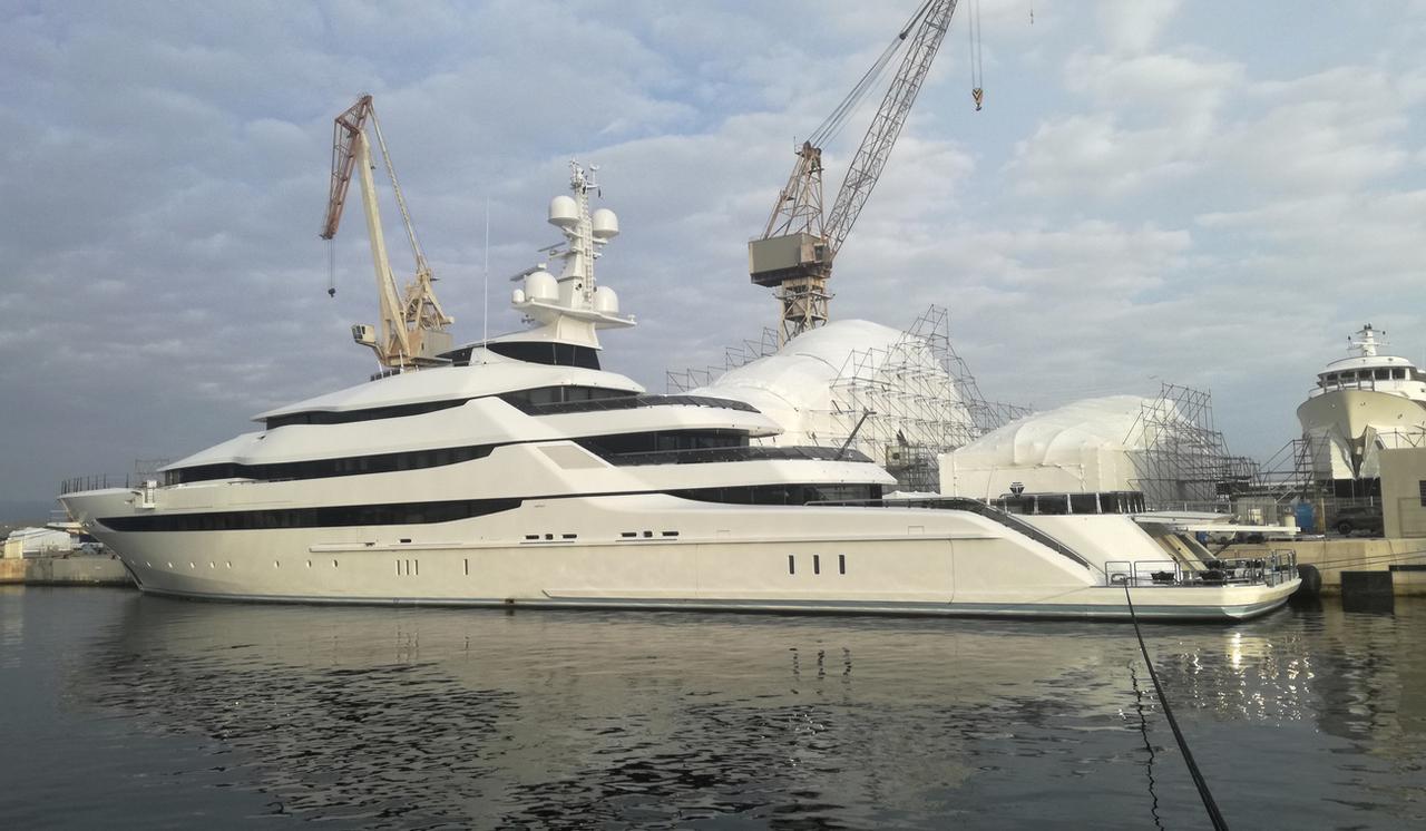 Le superyacht Amore Vero de l'oligarque russe Igor Setchine, patron du groupe pétrolier russe Rosneft, bloqué à La Ciotat, en France. [Keystone - Douane Francaise/AP]