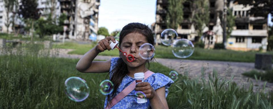 On peut à nouveau voir des enfants jouer dans les rues de BorodiankaOn peut à nouveau voir des enfants jouer dans les rues de Borodianka. [Anadolu Agency via AFP - Metin Aktas]