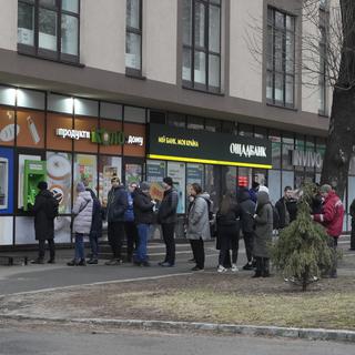 Les ukrainiens font la queue pour retirer leur argent. [Keystone - AP Photo/Efrem Lukatsky]