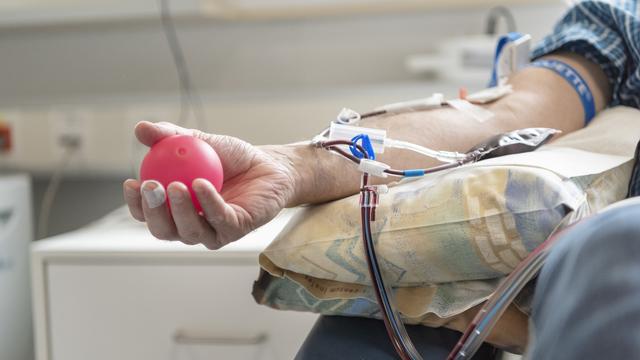 Une personne donne son sang dans un centre de transfusion à Berne en mai 2018. [Keystone - Christian Beutler]