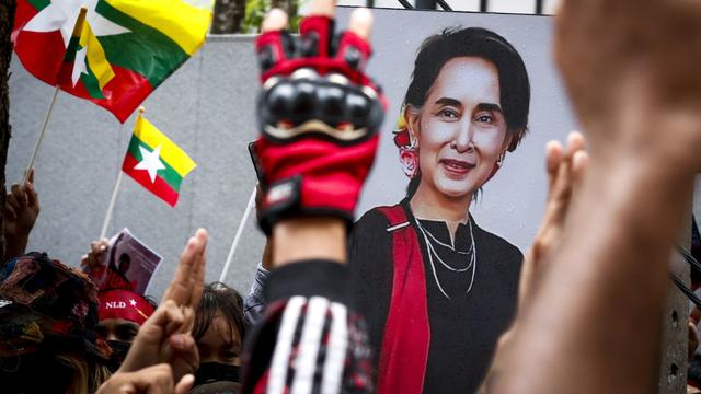 Manifestation à Bangkok pour la démocratie en Birmanie, avec le portrait de Aung San Suu Kyi, le 26 juillet 2022 [EPA/Keystone - EPA/DIEGO AZUBEL]