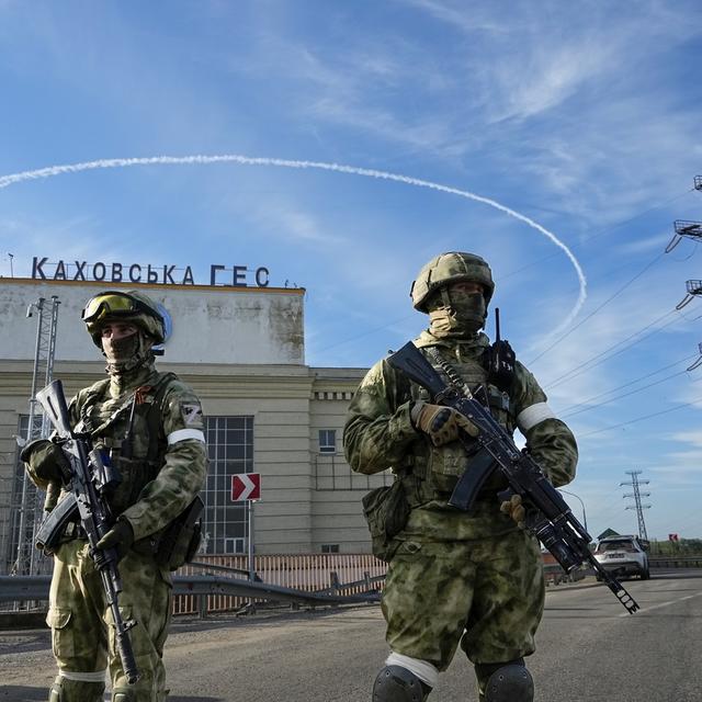 Des troupes russes gardent l'entrée de la centrale hydroélectrique de Kakhovka, une centrale au fil de l'eau sur le fleuve Dniepr dans la région de Kherson, dans le sud de l'Ukraine, vendredi 20 mai 2022. [AP Photo/KEYSTONE]