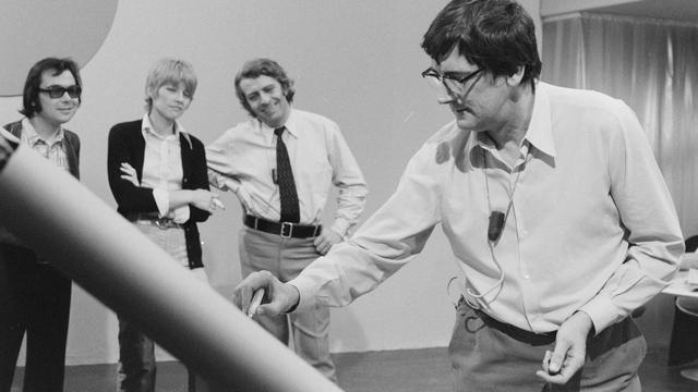 Sur le plateau de l'émission "Tac au tac", André Franquin observé par Gotlib, Claire Bretecher et Jean Roba le 10 avril 1972. [INA/AFP - Claude James]