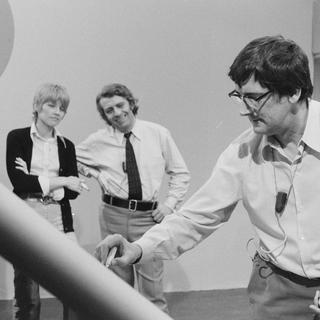 Sur le plateau de l'émission "Tac au tac", André Franquin observé par Gotlib, Claire Bretecher et Jean Roba le 10 avril 1972. [INA/AFP - Claude James]