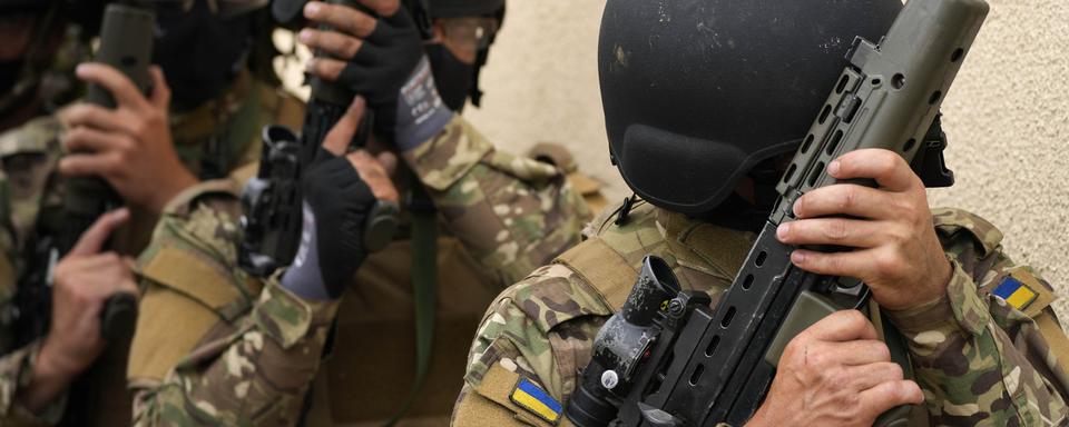 Des volontaires ukrainiens lors d'une formation au combat urbain. [Keystone/AP Photo - Frank Augstein]