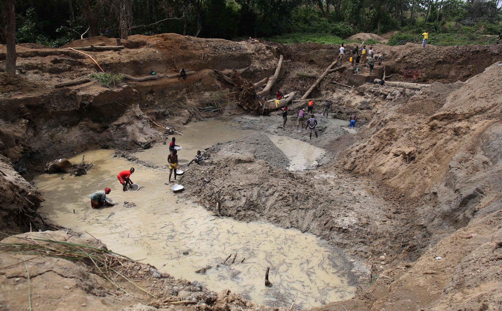 Des prospecteurs à la recherche d'or et de diamants près de Gaga, en Centrafrique. [Reuters - Goran Tomasevic]