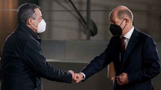 Le président de la Confédération Ignazio Cassis rencontre le chancelier allemand Olaf Scholz, le 20 janvier 2022 à Berlin. [EPA/Keystone - Filip Singer]