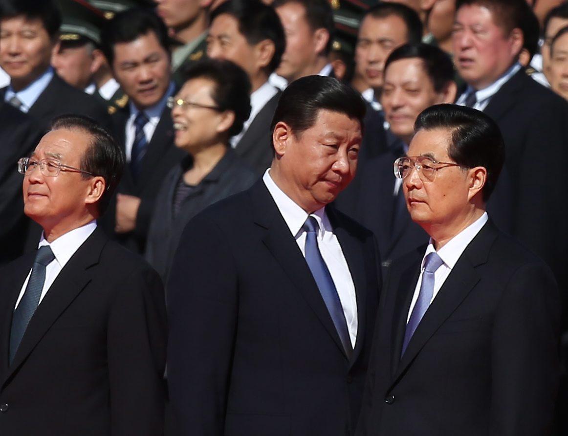 Xi Jinping (au centre) en 2012, un an avant son arrivée au pouvoir, avec le président chinois Hu Jintao (à droite) et le Premier ministre Wen Jiabao (à gauche). [Keystone/EPA - How Heww Young]