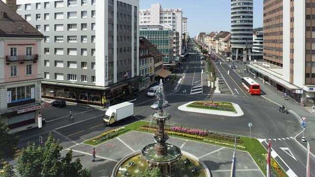 La vitesse sera limitée à 30 km/h d'ici à 2030 à La Chaux-de-Fonds. [KEYSTONE - GAETAN BALLY]