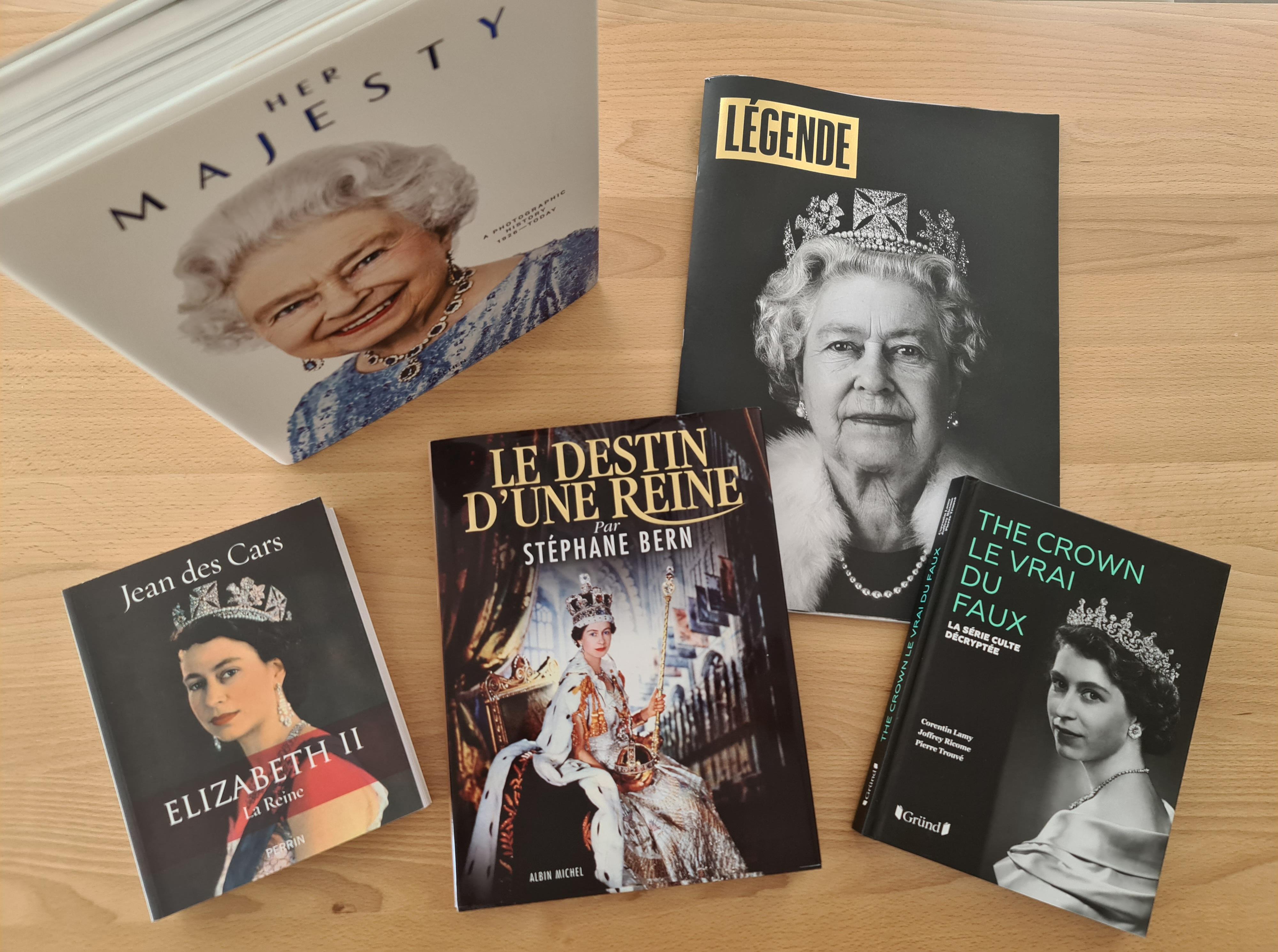 La vie de la souveraine Elizabeth II a inspiré de nombreuses monographies. [RTS - Valentin Jordil]