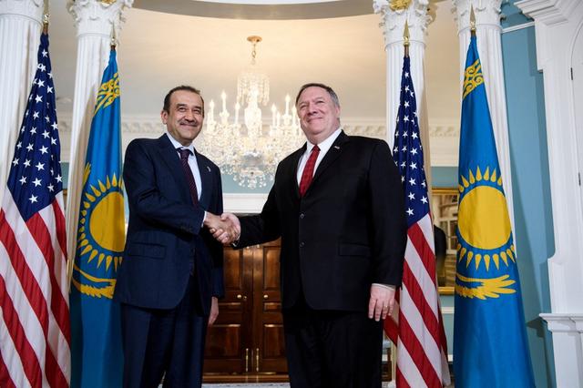 Karim Massimov (à gauche) avec Mike Pompeo en 2019. [AFP - Brendan Smialowski]