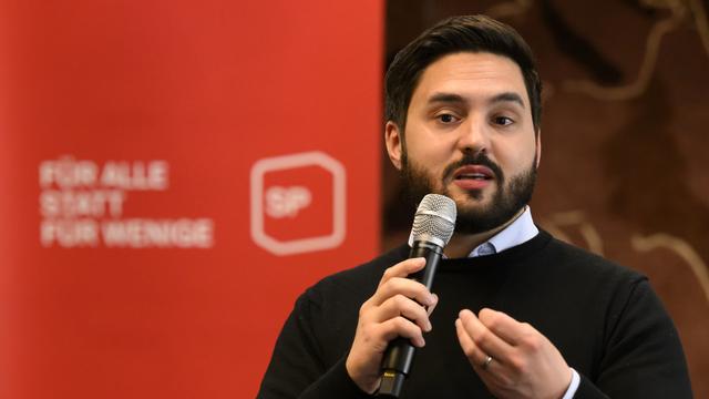 Cédric Wermuth, co-président du PS, devant le Conseil de parti à Berne, 25.02.2022. [Keystone - Anthony Anex]