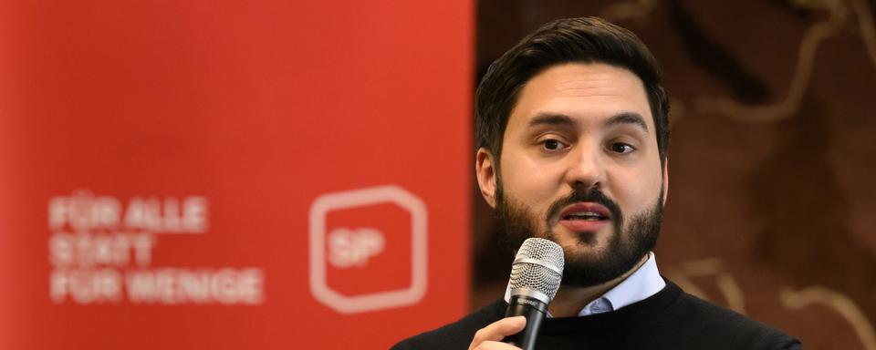 Cédric Wermuth, co-président du PS, devant le Conseil de parti à Berne, 25.02.2022. [Keystone - Anthony Anex]