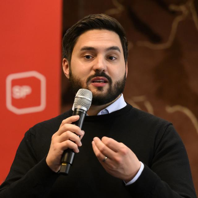 Cédric Wermuth, co-président du PS, devant le Conseil de parti à Berne, 25.02.2022. [Keystone - Anthony Anex]