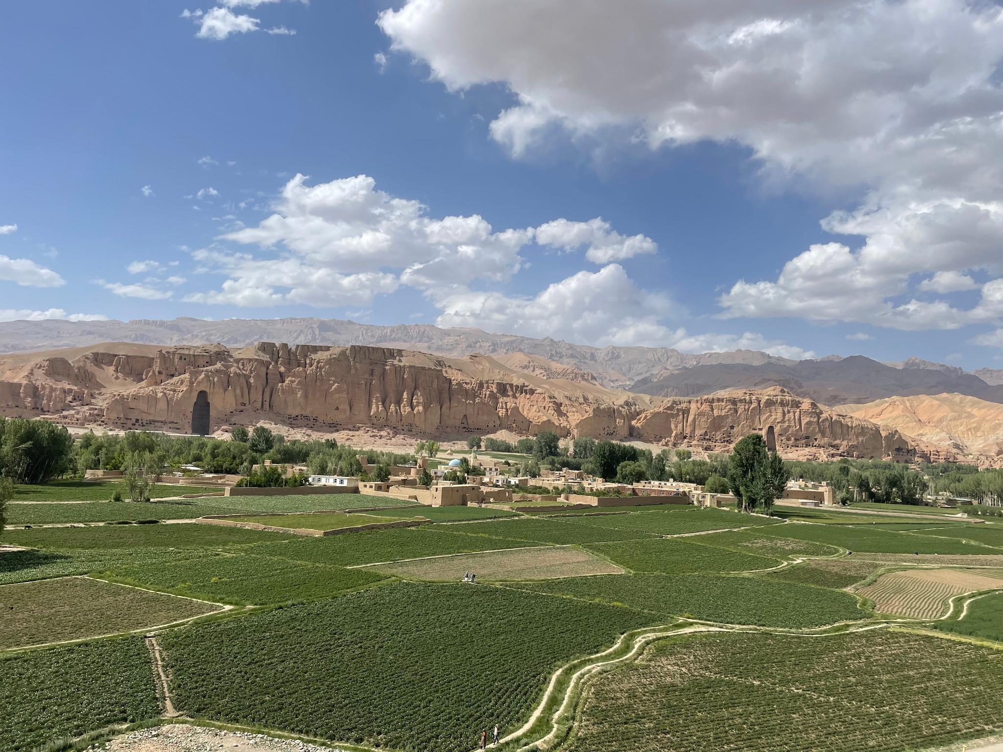 Un trou béant dans la montagne, où se trouvaient les Bouddhas de Bamiyan. [RTS - Raphaël Grand]
