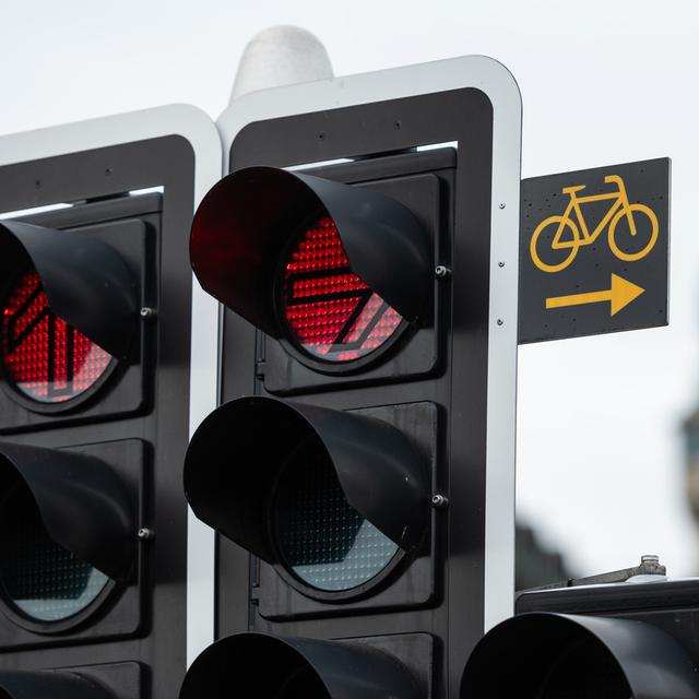 Les vélos seront autorisés à tourner à droite à certains feux rouges à Bienne. [Keystone - Christian Beutler]
