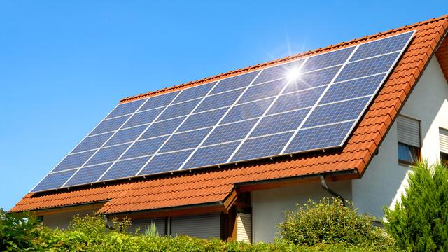 Des panneaux solaires sur le toit d'une maison. [Depositphotos - Smileus]