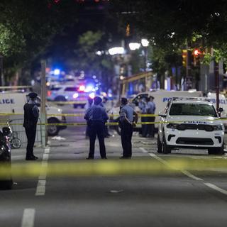 Une nouvelle fusillade a ensanglanté samedi les Etats-Unis: au moins trois personnes sont mortes et onze autres ont été blessées à Philadephie. [KEYSTONE - CHARLES FOX]