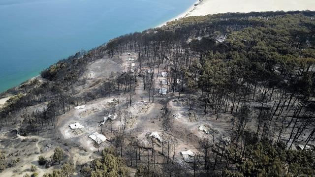 Vue aérienne de la forêt ravagée par les flammes à La Teste-de-Buch, dans le sud-ouest de la France [SDIS 33 / AFP]