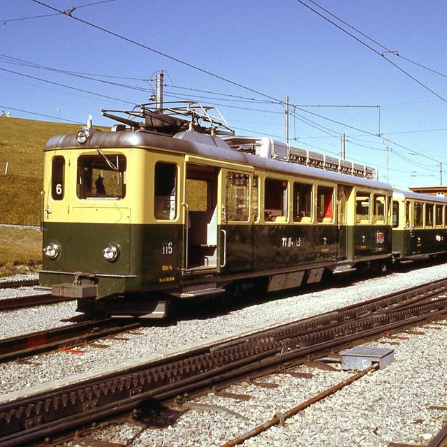 Photo datant des années 1980 de la ligne du Wengernalpbahn, inaugurée en 1893 avec des trains à vapeur. Reliant Lauterbrunnen à Grindelwald, il s'agit de la plus longue ligne à crémaillère d'Europe avec ses 19,1 km. [wikipedia - Alain Gavillet]