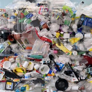 Pendant cinq jours depuis lundi, 200 pays sont réunis en Uruguay pour tenter de rédiger le premier traité mondial contraignant contre la pollution plastique. [Keystone - Walter Bieri]