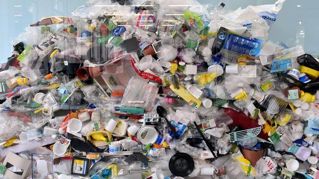 Pendant cinq jours depuis lundi, 200 pays sont réunis en Uruguay pour tenter de rédiger le premier traité mondial contraignant contre la pollution plastique. [Keystone - Walter Bieri]