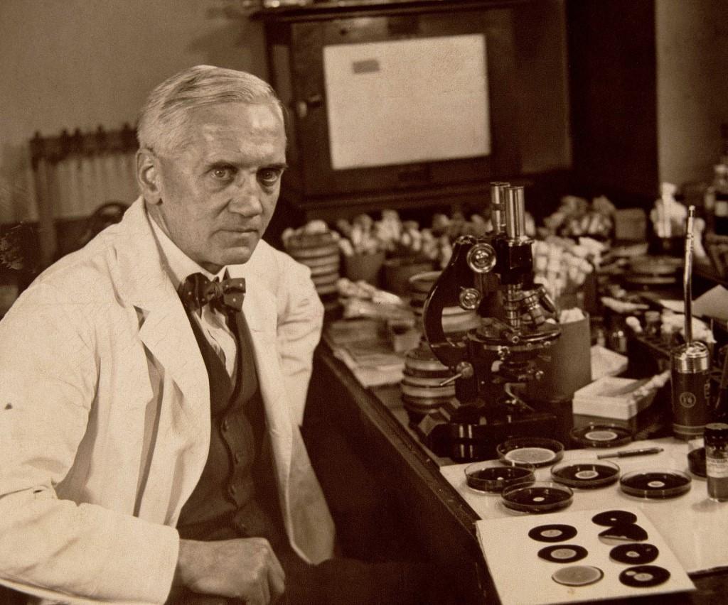 En 1928, le médecin, biologiste et pharmacologue britannique Alexander Fleming (1881-1955) découvre fortuitement le premier antibiotique de l'Histoire, la pénicilline, grâce au désordre de son laboratoire! Il reçut un prix Nobel de Médecine en 1945, conjointement avec Howard Walter Florey et Ernst Boris Chain. [Leemage via AFP - PrismaArchivo]