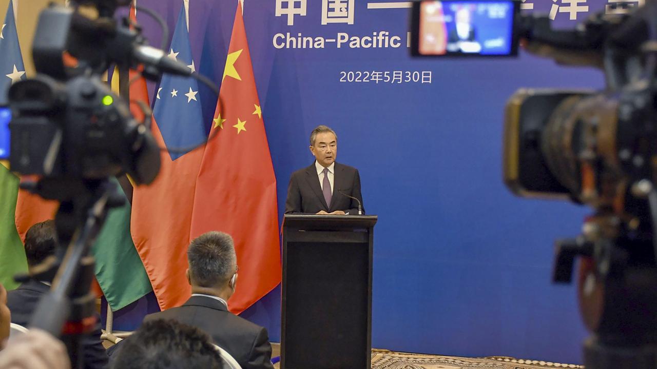 Le ministre chinois Wang Yi lors de la conférence de presse des ministres des Affaires étrangères des nations du Pacifique, à Suva, aux îles Fidji. [Keystone - Fiji Government]