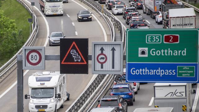 Les bouchons au Gothard, une image estivale récurrente. [Keystone - Urs Flueeler]