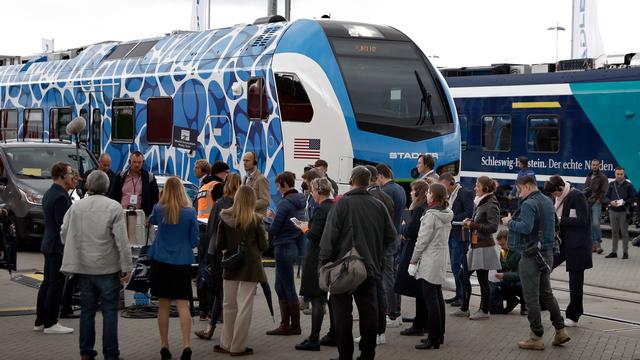 Le train à hydrogène "Flirt H2" a été présenté mardi à Berlin à l'occasion de la foire InnoTrans. [Keystone - Carsten Koall]